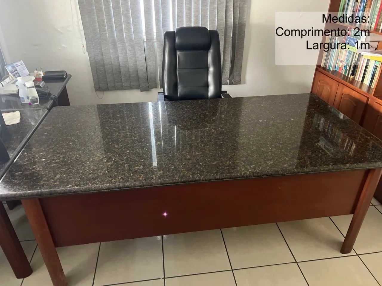 Mesa de madeira estilo mogno com tampa de granito - Foto 3