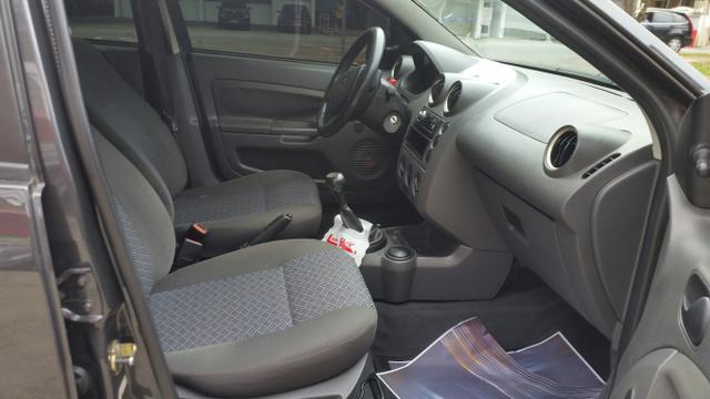 Fiesta sedan 1.6 completo ano 2005 - Foto 5