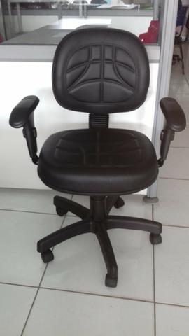 Cadeiras em courino sintético