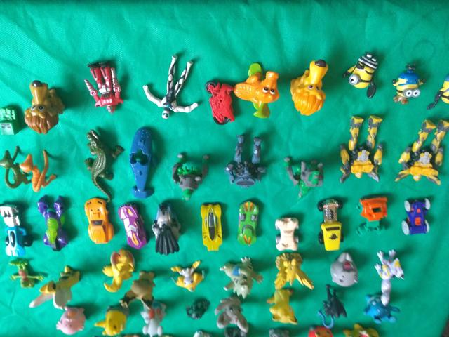 58 brinquedos mini kinder ovo e pokémon - Foto 2