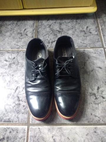 Sapato de couro. preto com detalhes em voltas de vermelho n / 42,43