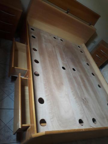 Cama com criado mudo