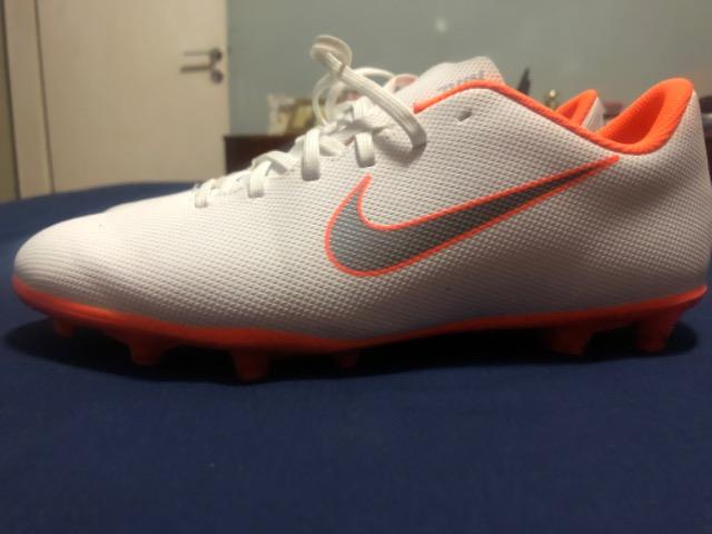 Chuteira Nike com travas n 41 Semi Nova
