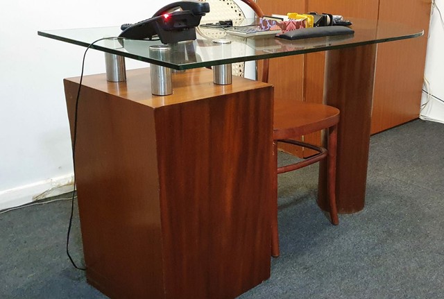 Mesa de escritório em vidro e madeira