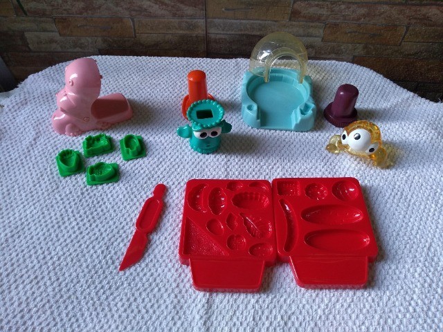 Kit Massinha Modelar com Iglu, Monstrinhos, Hipopôtamo Rosa, etc.
