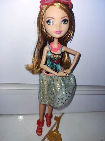 Boneca ever after high usada Ashilyn Ella com acessórios de acordo