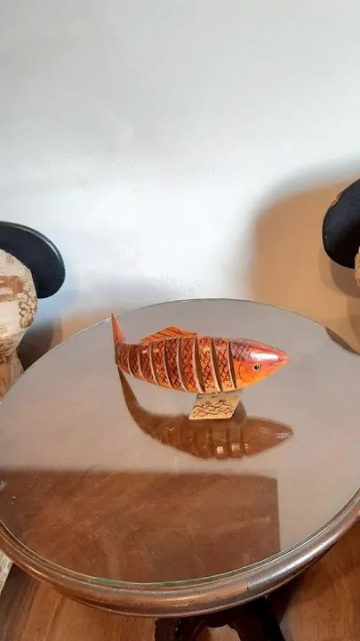 Peixe articulado feito em Madeira.