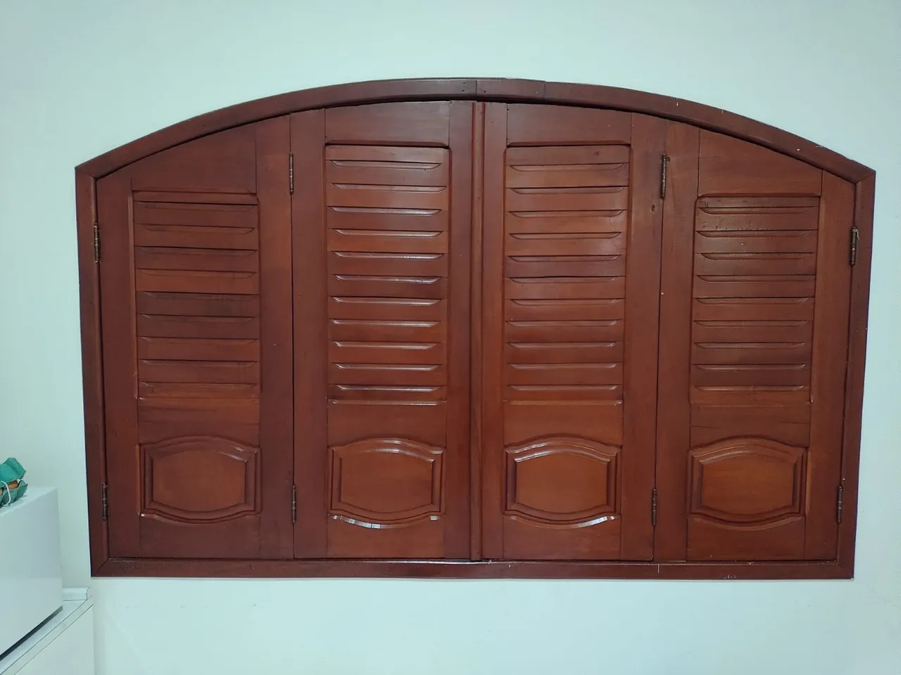 Janela de madeira em arco
