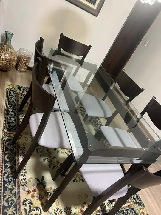 Mesa de Jantar em Madeira Maciça com Tampo de Vidro - 6 Lugares - com 4 cadeiras