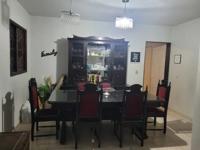 Conjunto de Sala de Jantar Antigo - Madeira Maciça Nobre (Mesa, 6 Cadeiras e Cristaleira A