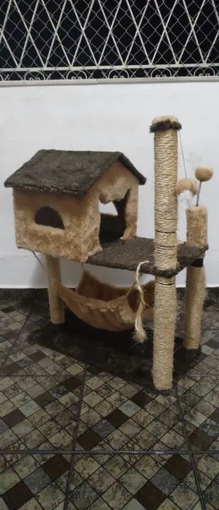 Arranhador para Gato com casa e rede