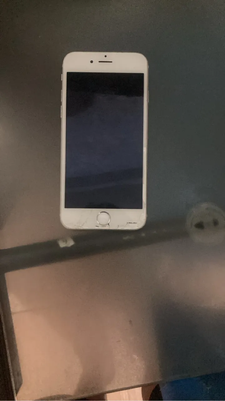 IPHON BOM ESTADO, BOTÃO NÃO ESTÁ FUNCIONADO,E A TELA ESTÁ TRINCADA