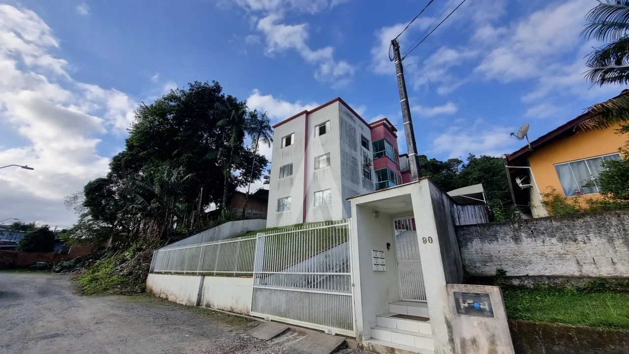 Apartamento com 2 quartos para alugar por R$ 1590.00, 52.00 m2 - BOM RETIRO - JOINVILLE/SC