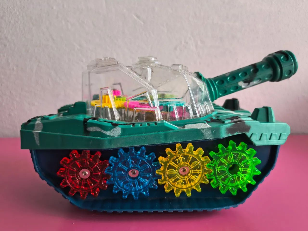 Tanque de Brinquedo com Engrenagens Coloridas
