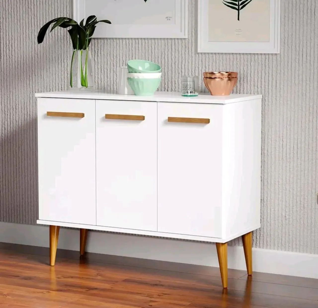 Buffet moderno branco com pés de madeira