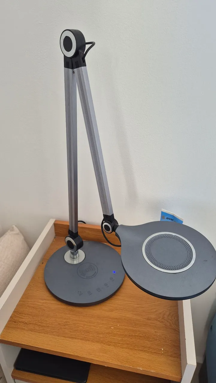 Luminária de mesa articulada com carregador por indução