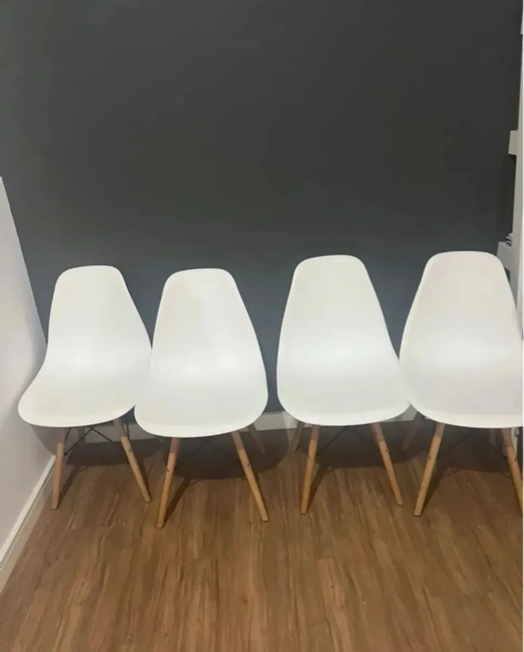 Cadeiras Eames DSW Brancas - Design e Conforto