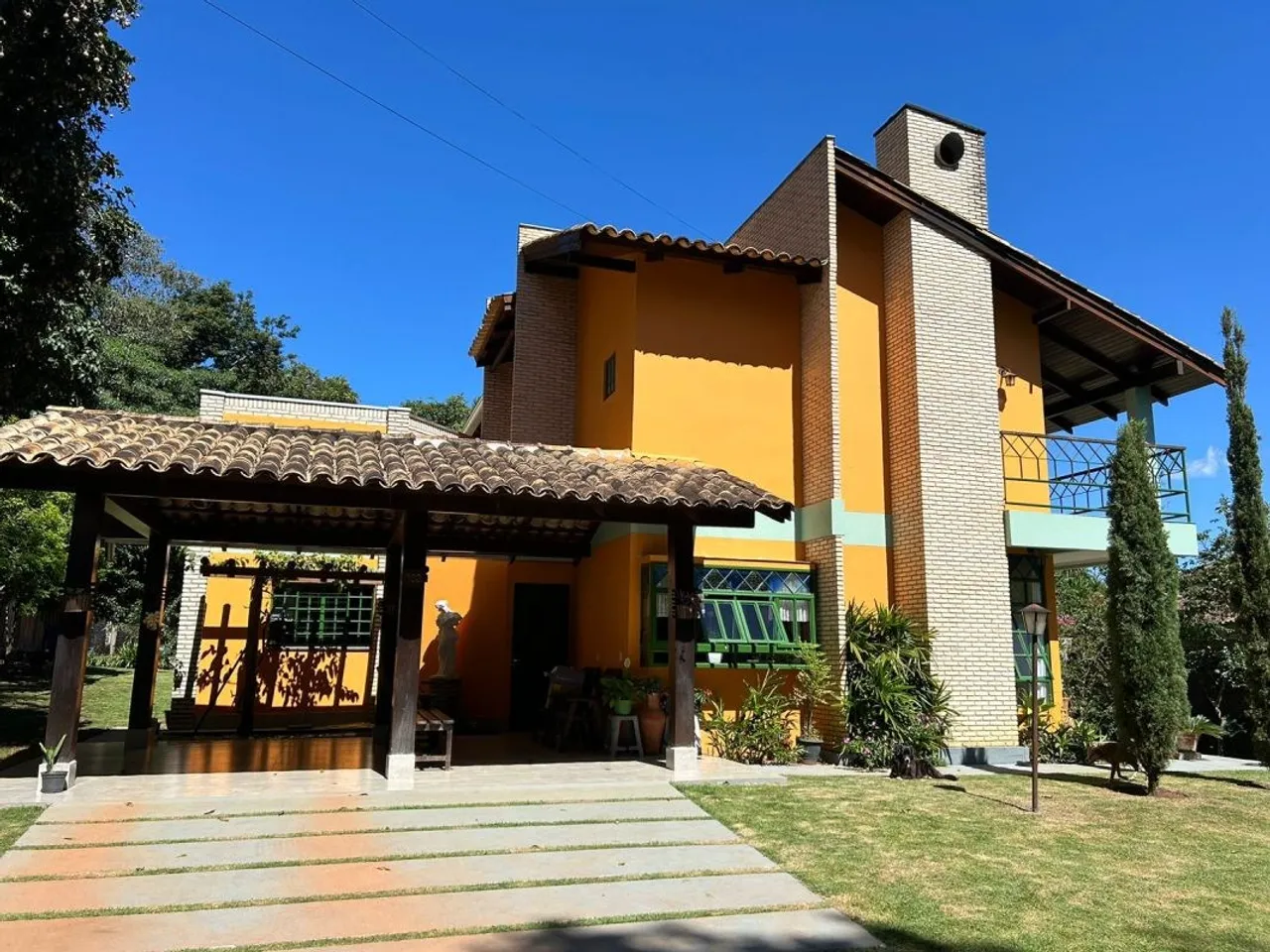 Sobrado tipo Chalé + 01 casa em terreno amplo em Chapada dos Guimarães