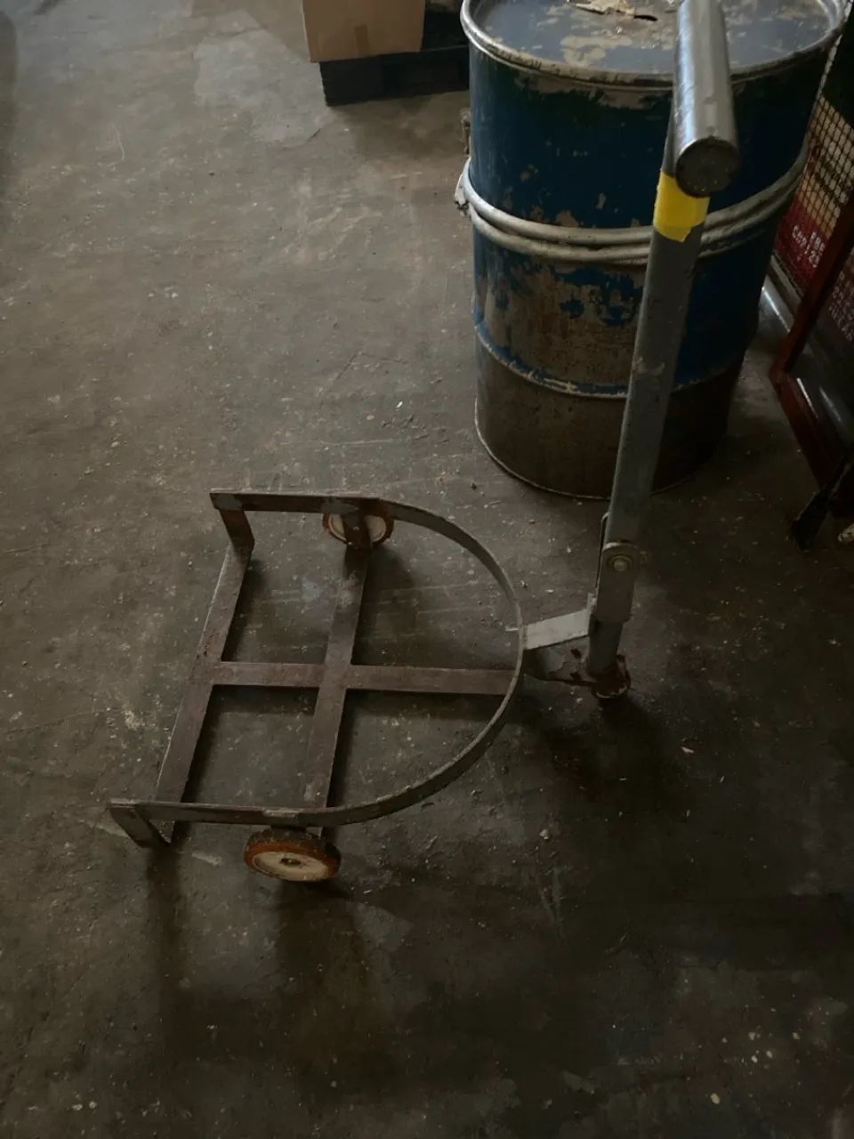 Vendo 1 carrinho de transportar tambores de 200 litros  - Foto 2