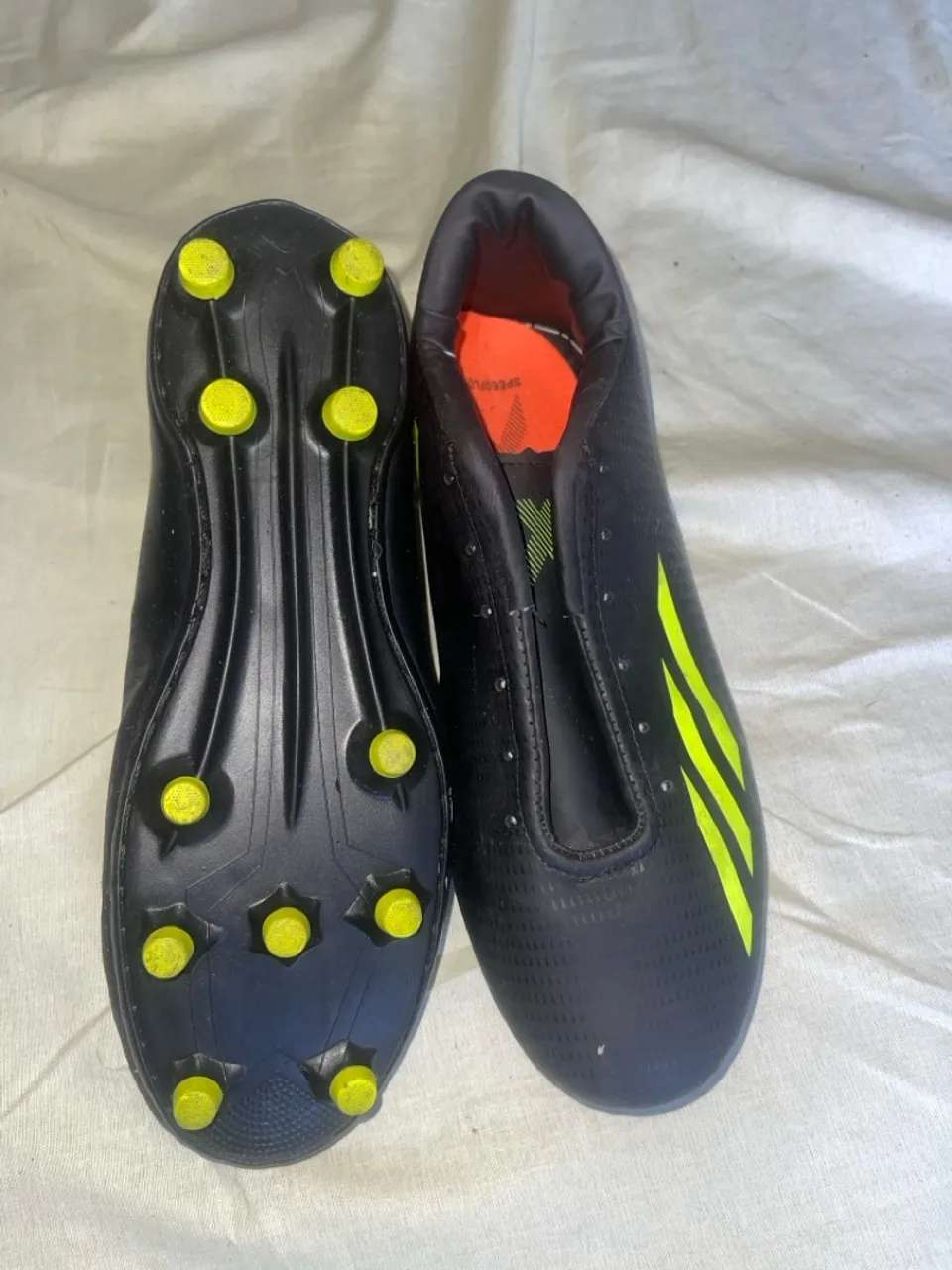 Chuteira adidas preta