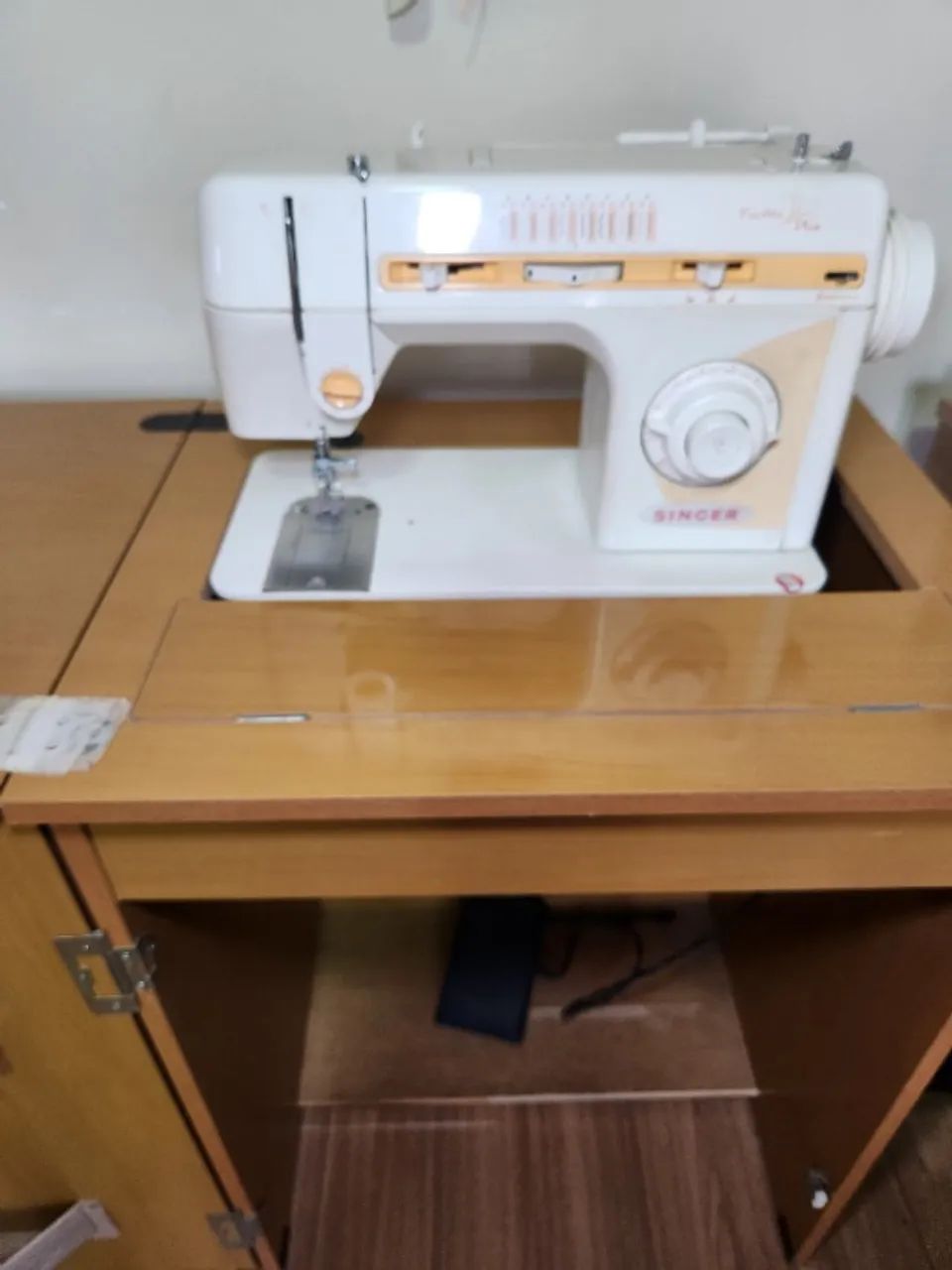 Maquina de costura Singer, completa, com gabinete - Foto 2