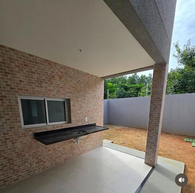 Casa duplex com três suítes  no Eusébio -108m²