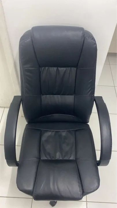 Cadeira de Escritório Executiva Preta em Couro