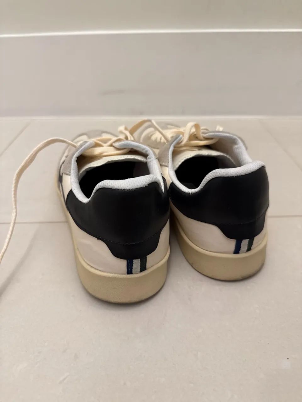 Tênis Casual Bege com Detalhes em Preto - Foto 2