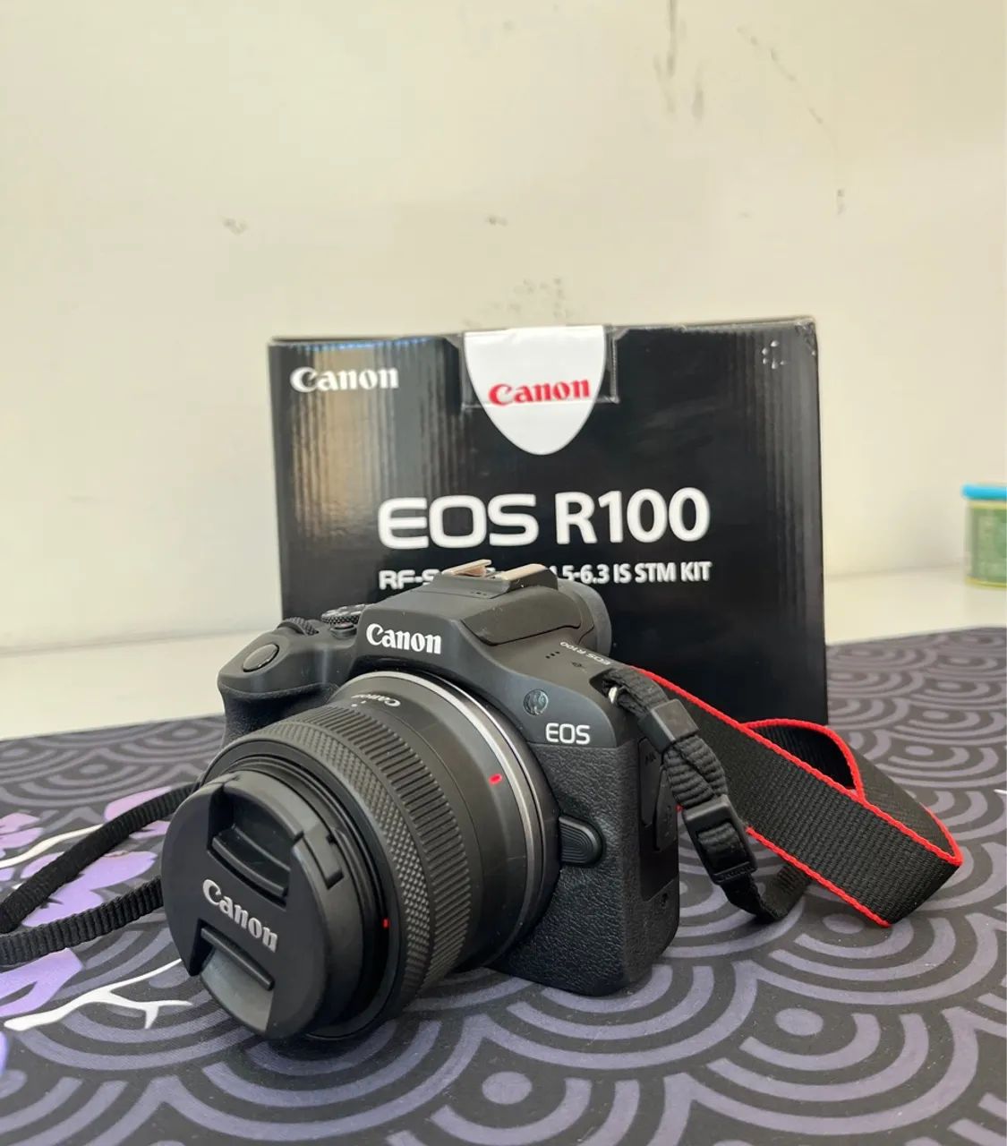 Canon EOS R100 com Lente RF-S 18-45mm