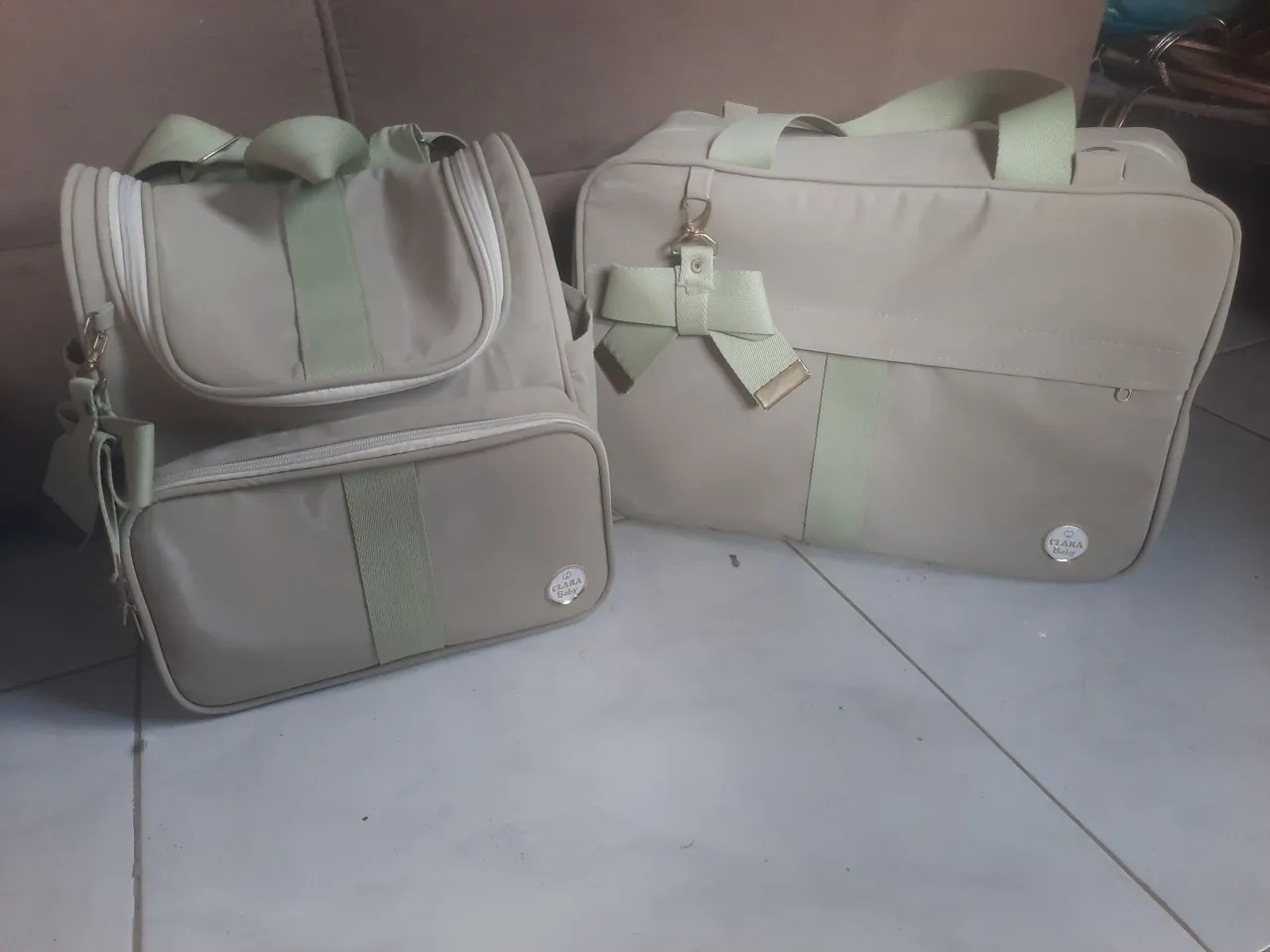 Kit de bolsas maternidade bege com detalhes em verde