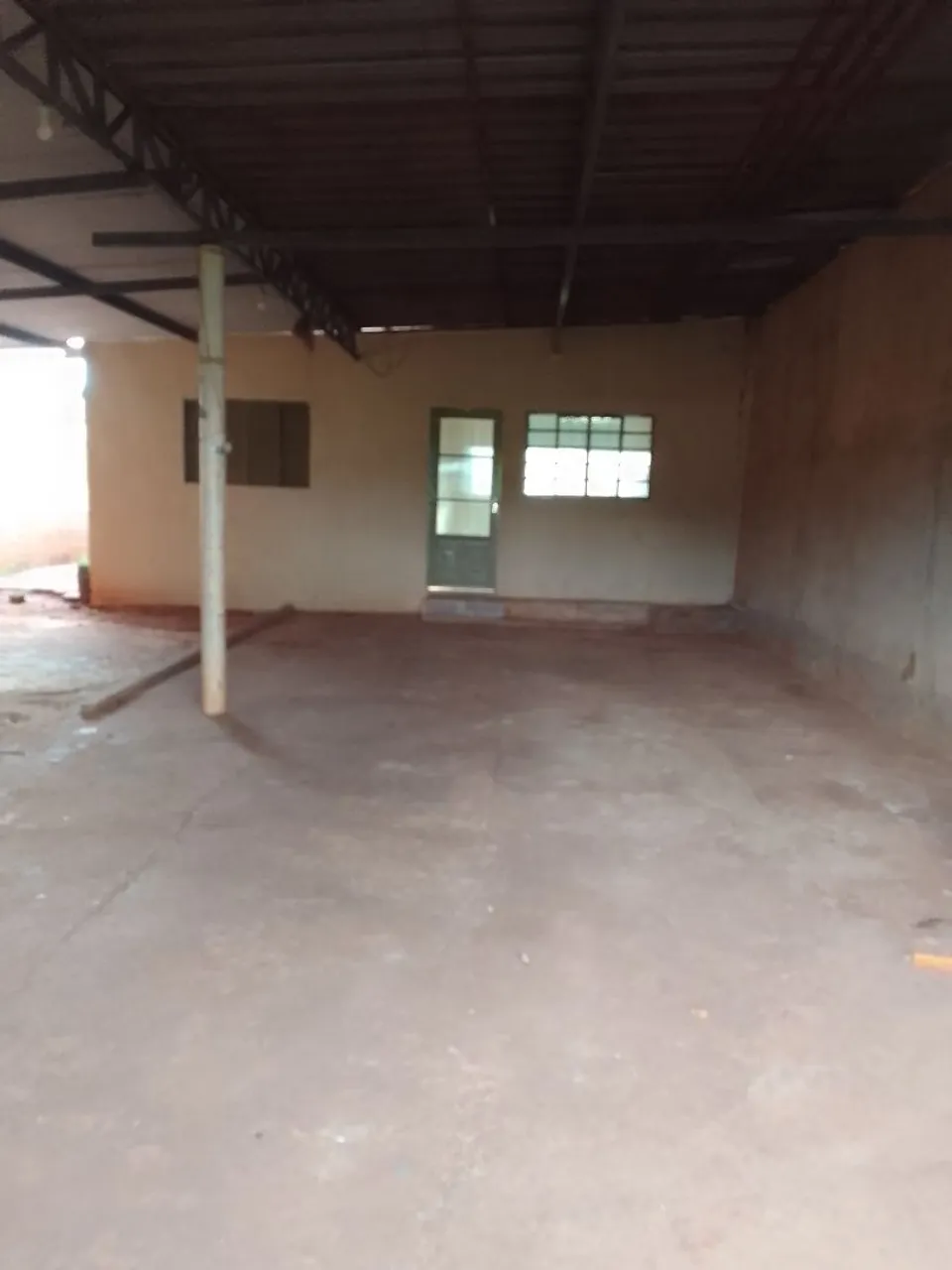 Alugo casa com barracão.valor 1200.0