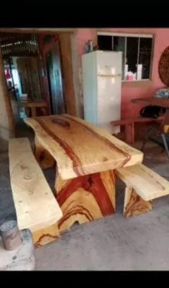 Mesa de madeira rústica com bancos