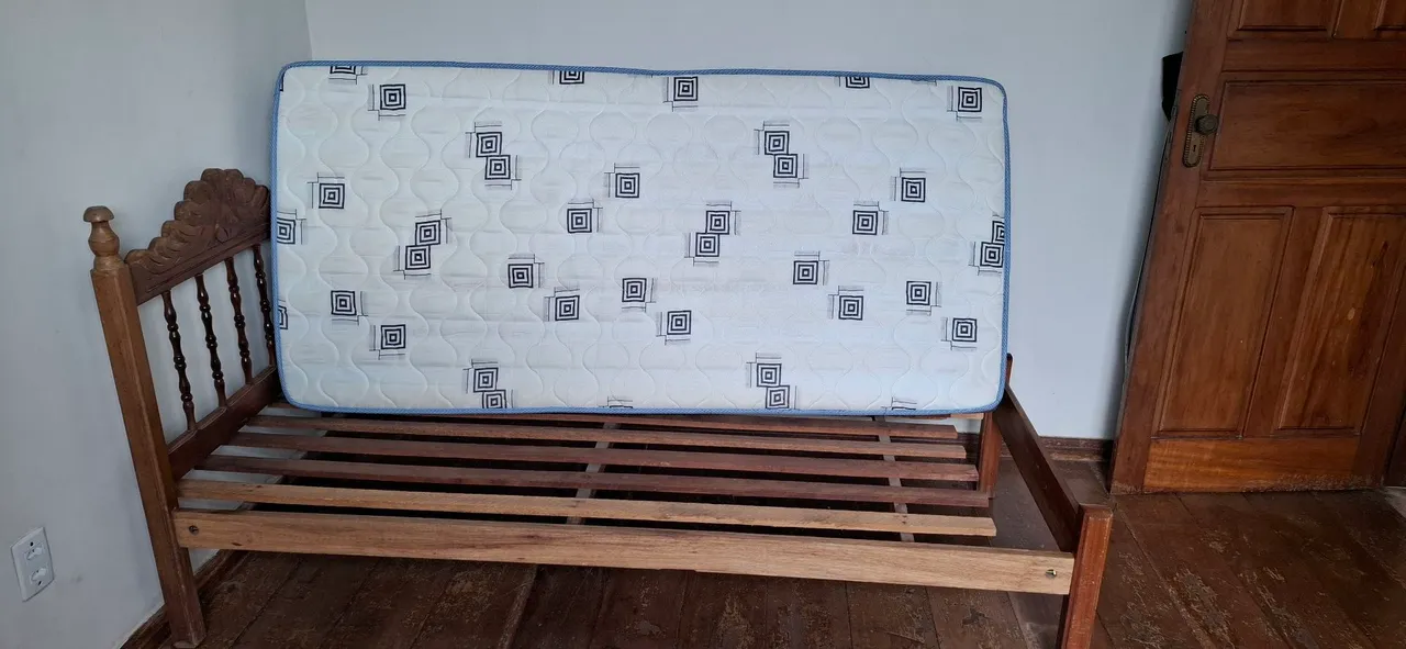 Cama de madeira com colchão
