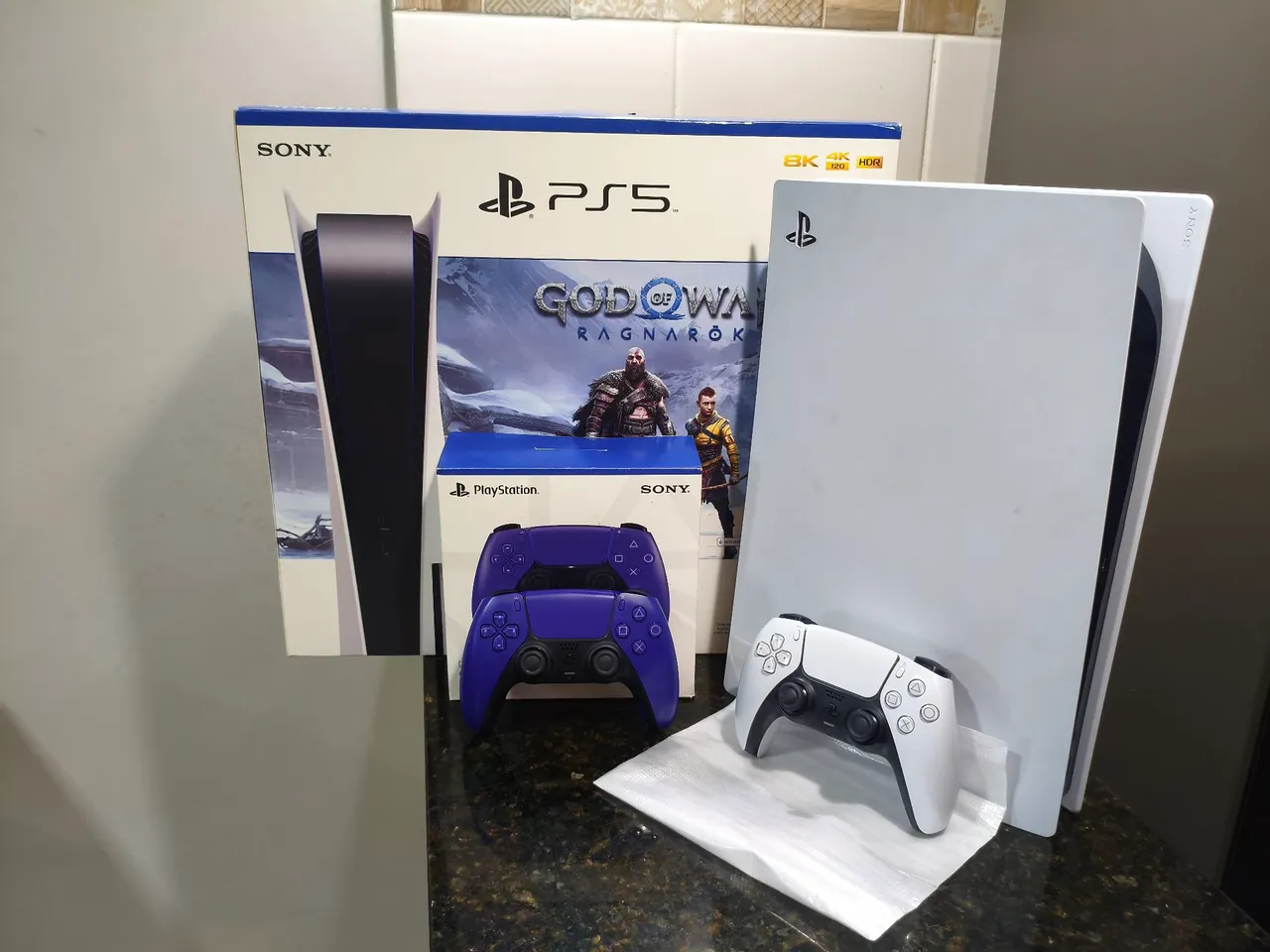 Playstation 5 (PS5) com God of War Ragnarok e controle extra