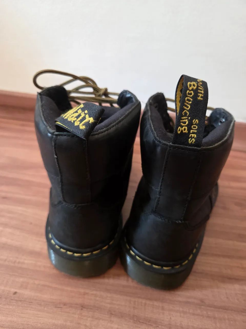 Bota Dr. Martens - Couro Preta Original - Foto 3