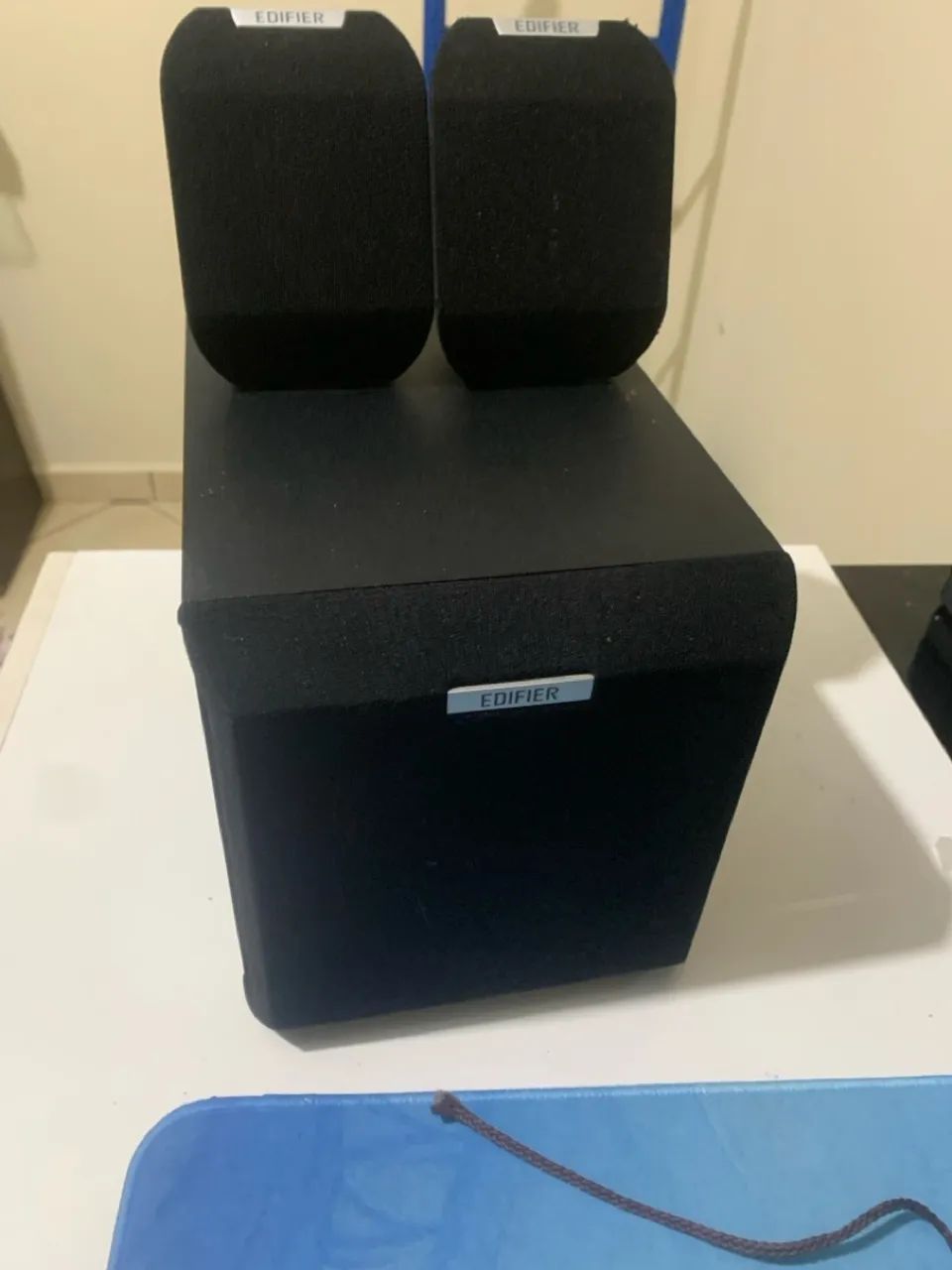 Caixa de som Edifier X100B, um sistema de áudio 2.1 com
