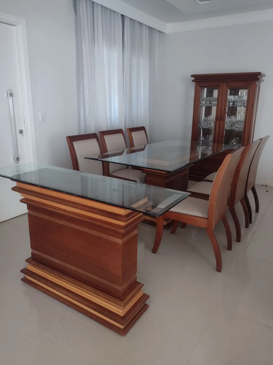 Mesa de Jantar Elegante com Detalhes em Madeira