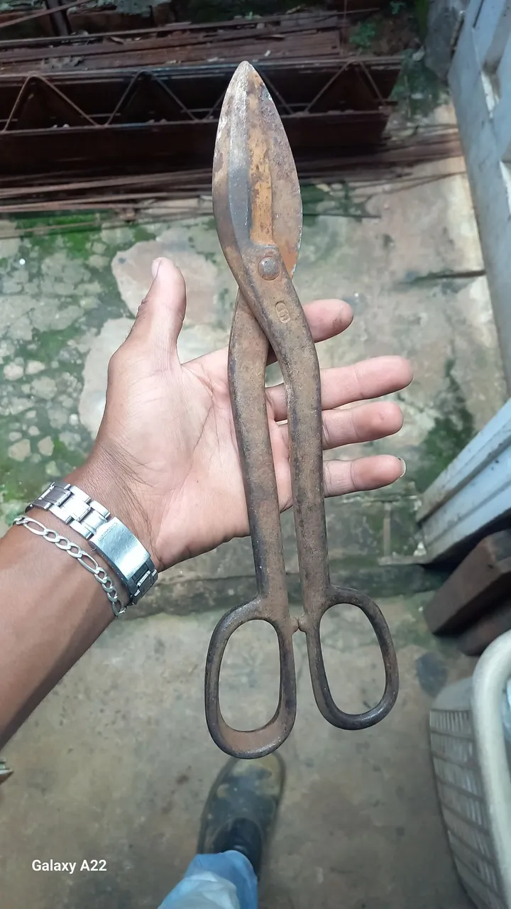 Tesoura de Chapa Industrial - Ferramenta  antiga pra decoração ou pra uso precisa amola 