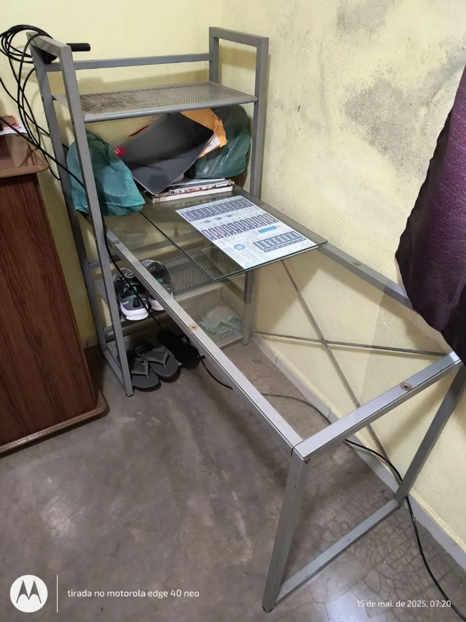 Mesa de escritório com prateleiras e vidro. 180