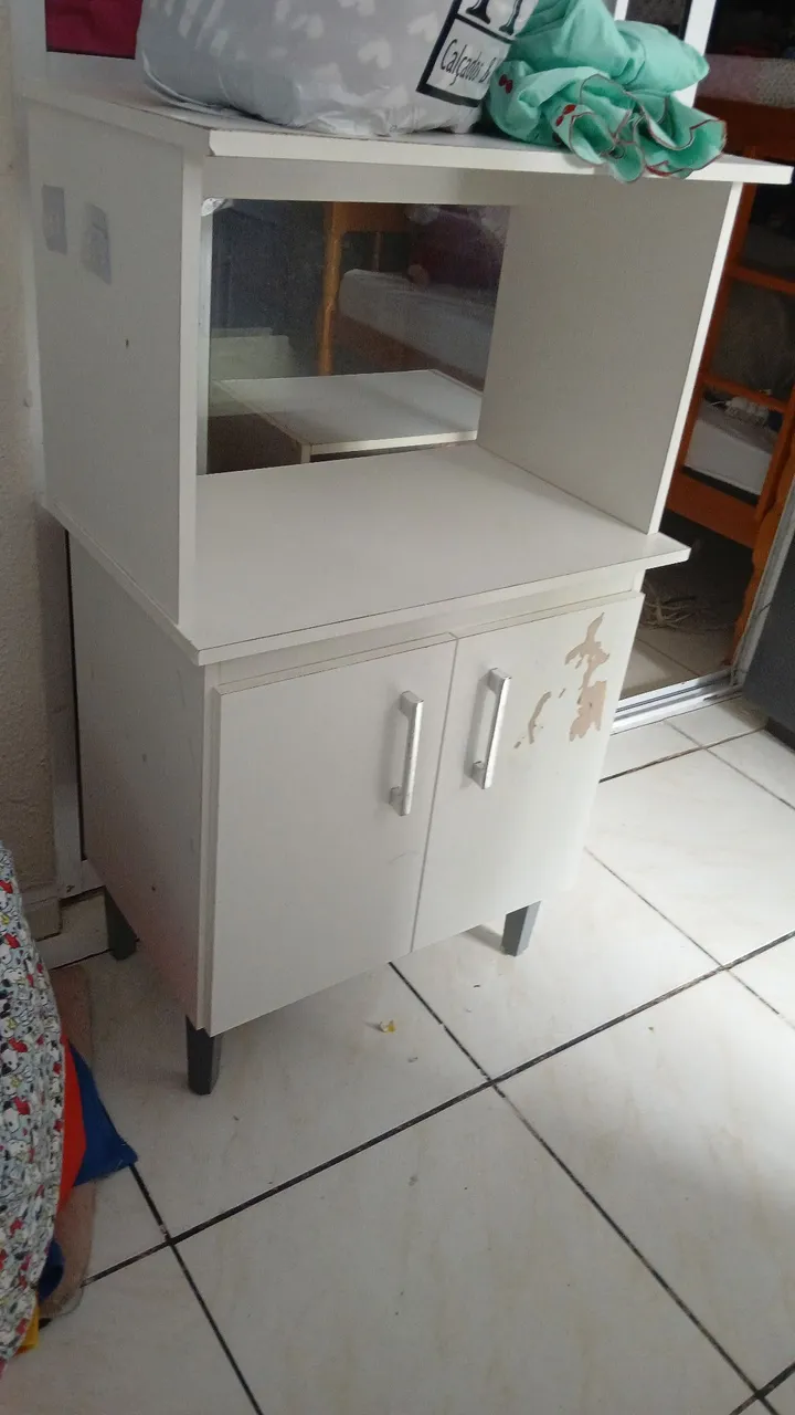 Armário com prateleiras