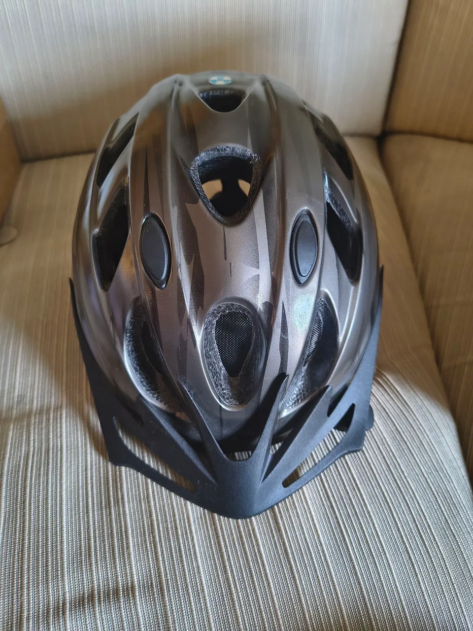 Capacete para esportes. Marca alemã. Leve em ótimo estado