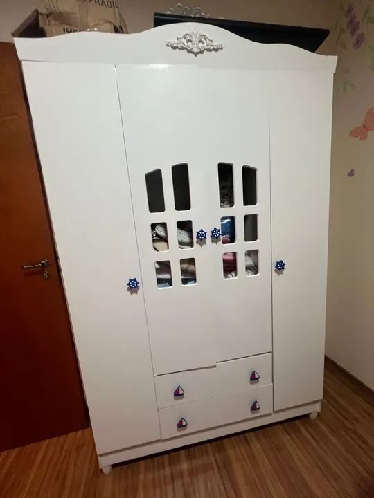 Guarda-roupa infantil branco com detalhes em azul - Foto 3