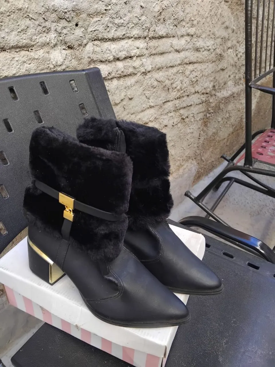 Bota Feminina Preta com Detalhes Dourados n°36