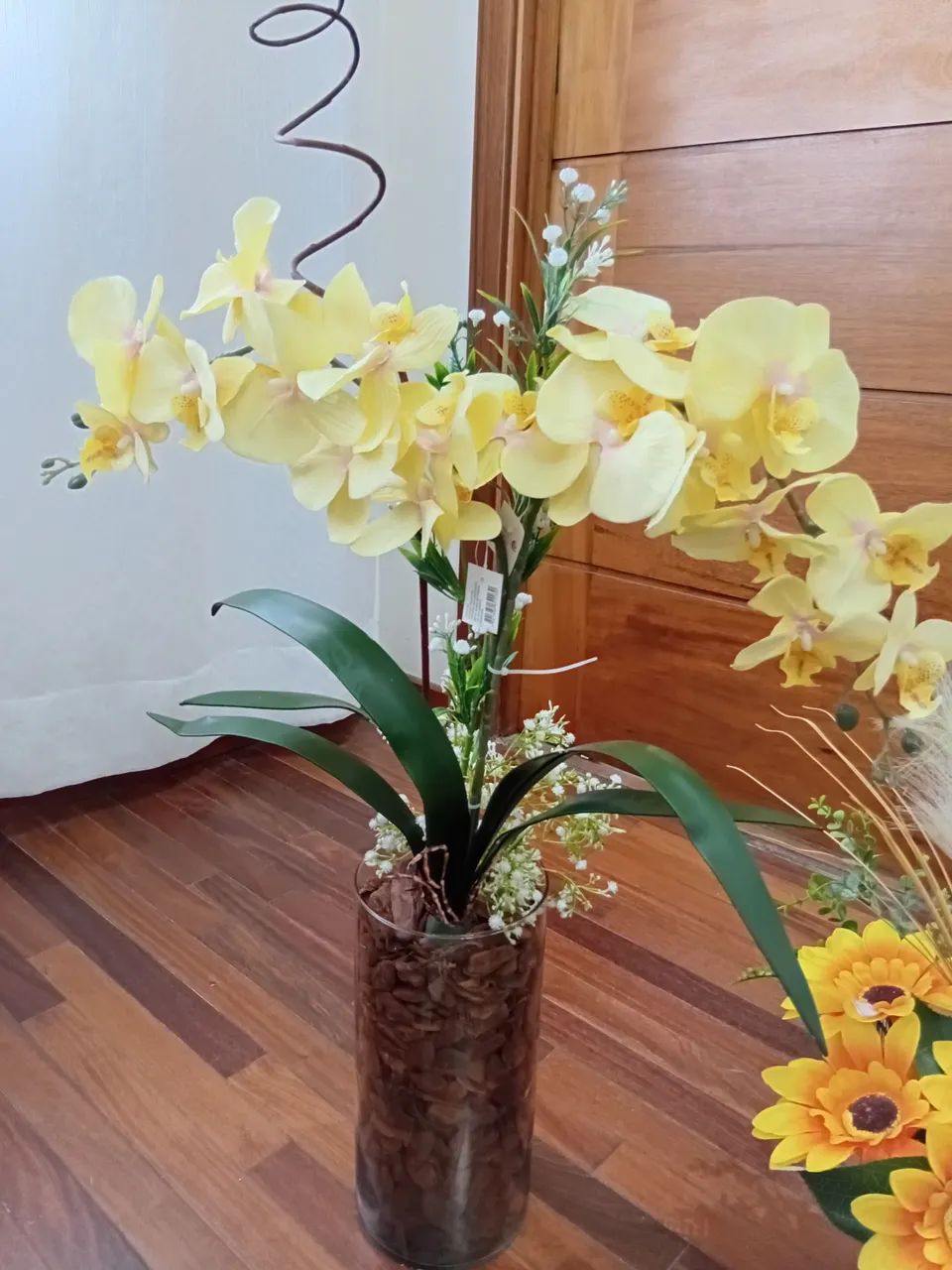 Orquídea artificial em vaso de vidro