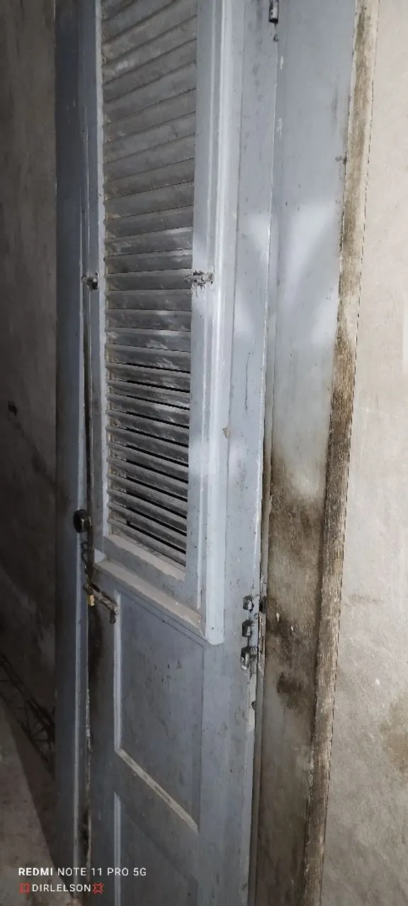 Porta de Madeira com Veneziana completa com caixa é fechadura ?