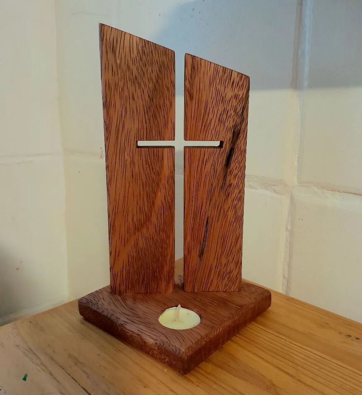 Cruz e porta velas de madeira