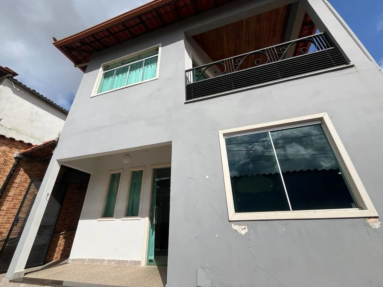 Casa com 2 pavimentos no bairro Teresópolis.