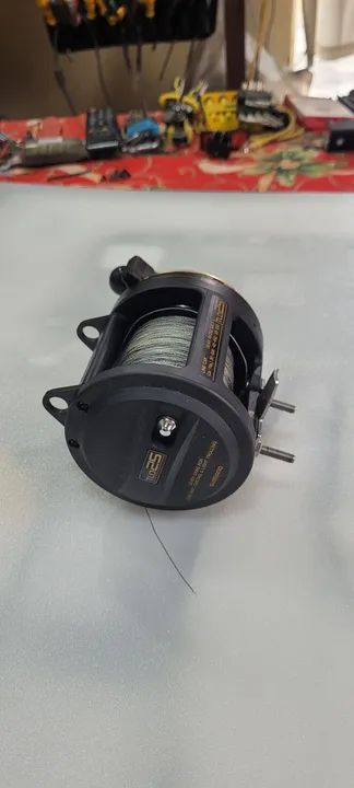 Carretilha shimano TLD-25 ,Preta lado direto 5 rol já c/ 500m de linha  multi filamento - Foto 6