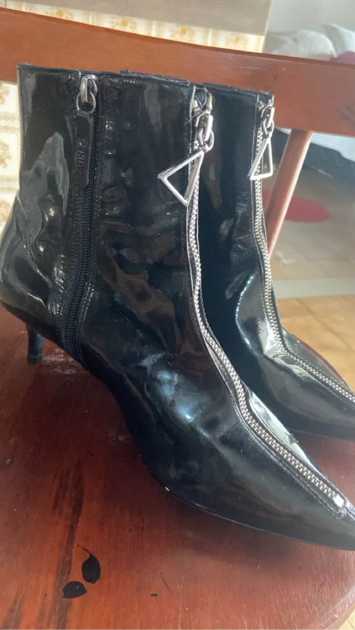 Bota preta verniz com detalhes em zíper