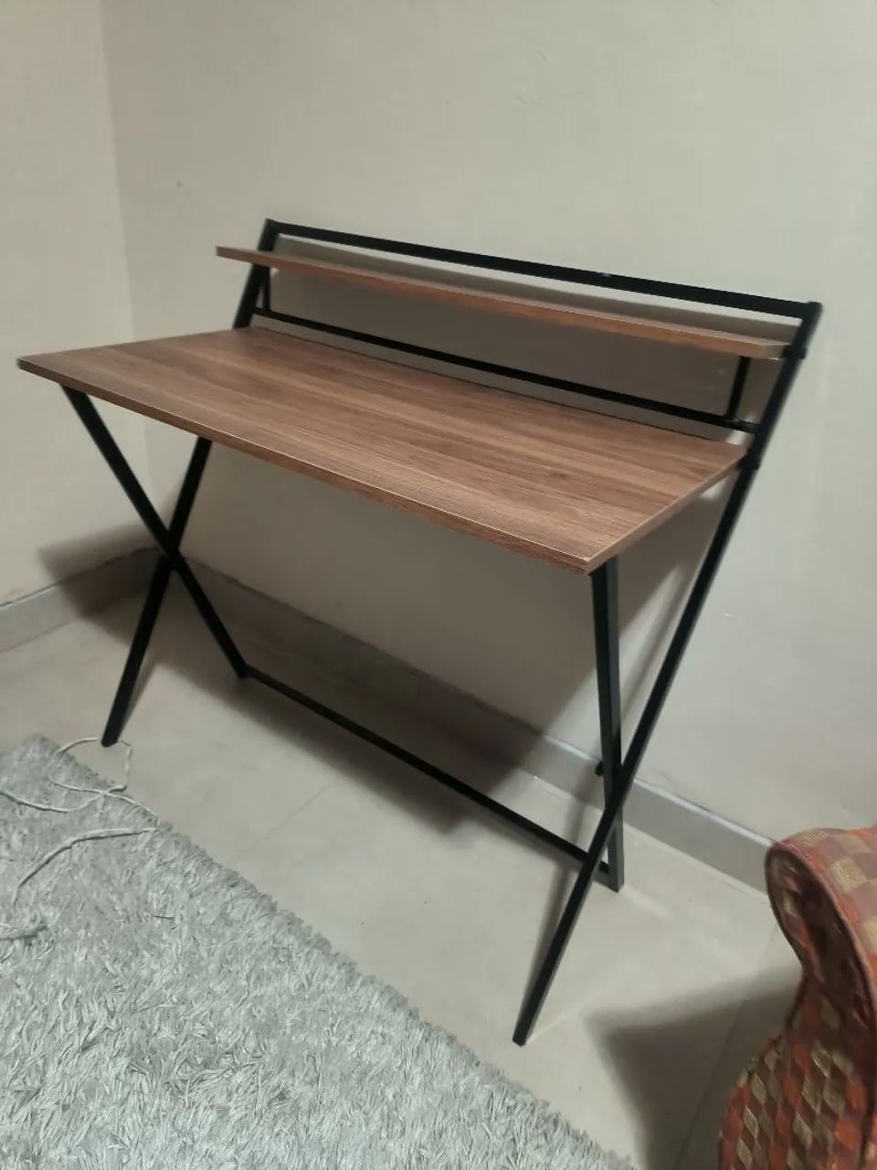 Mesa dobrável com prateleira